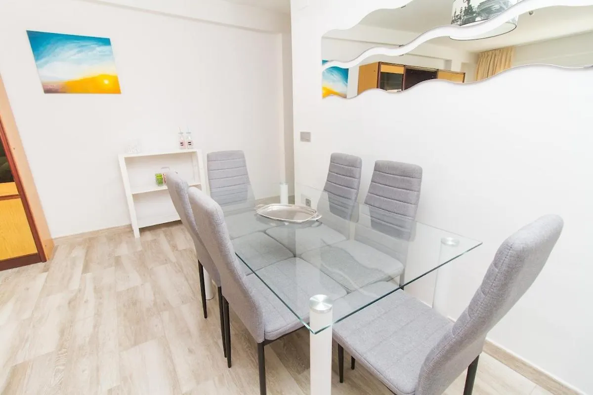 C70 - Classy 4 Bedrooms Apartment 马拉加